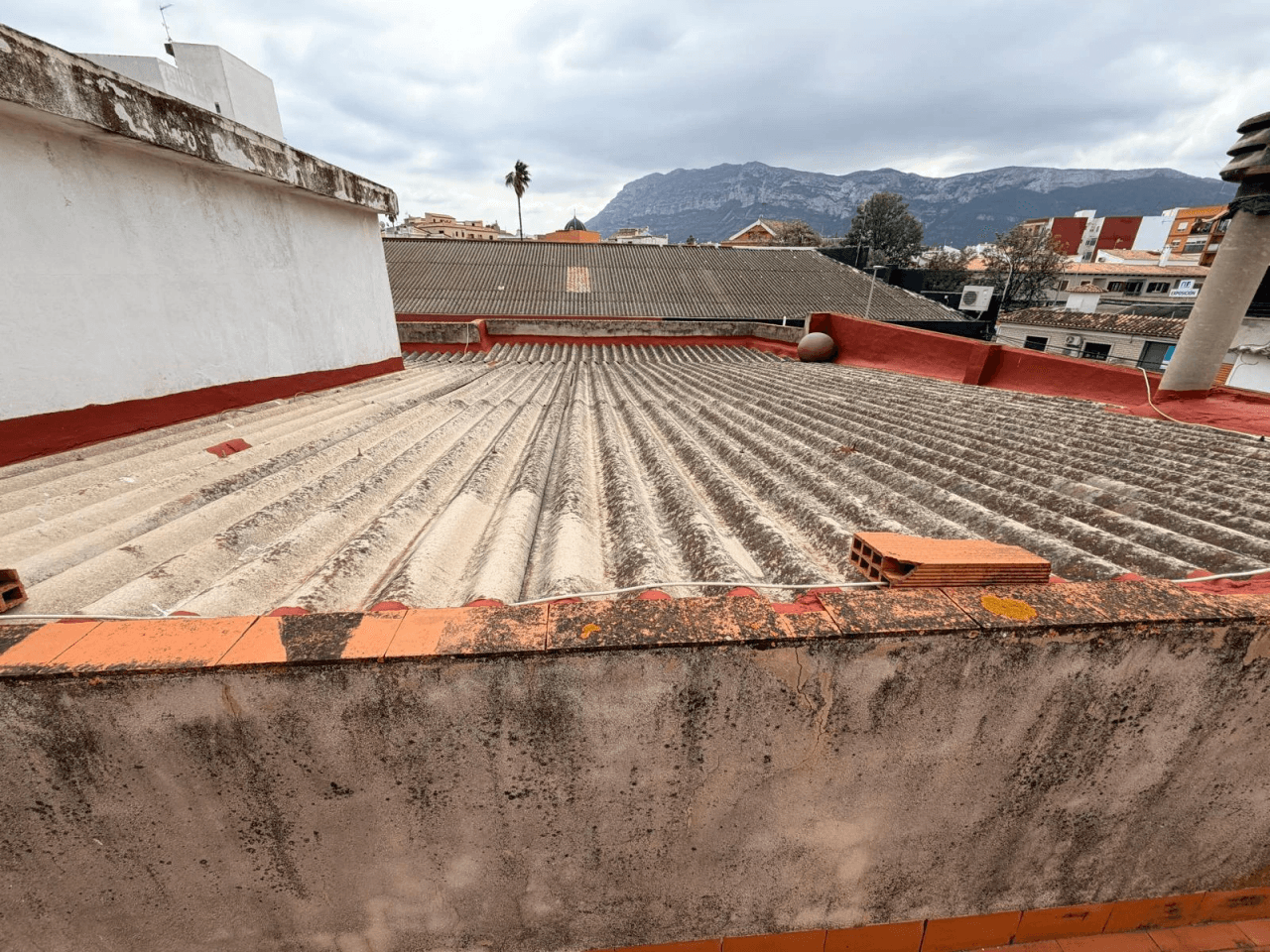 Amplia Casa de Pueblo en el Corazón de Denia - Ideal para Familias o Inversores