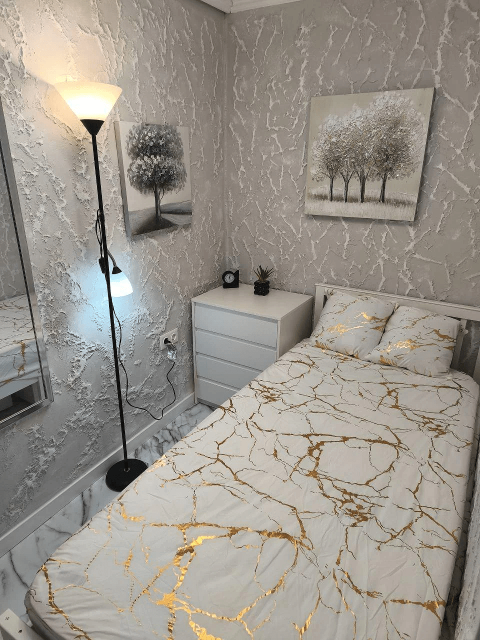 Piso reformado de 5 habitaciones en Xirivella en venta.