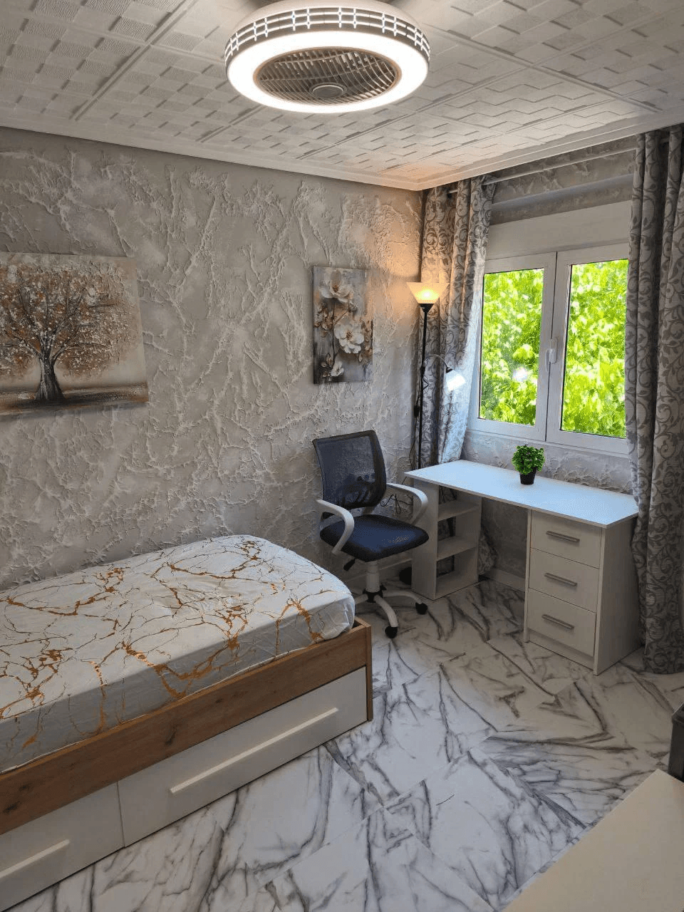 Piso reformado de 5 habitaciones en Xirivella en venta.