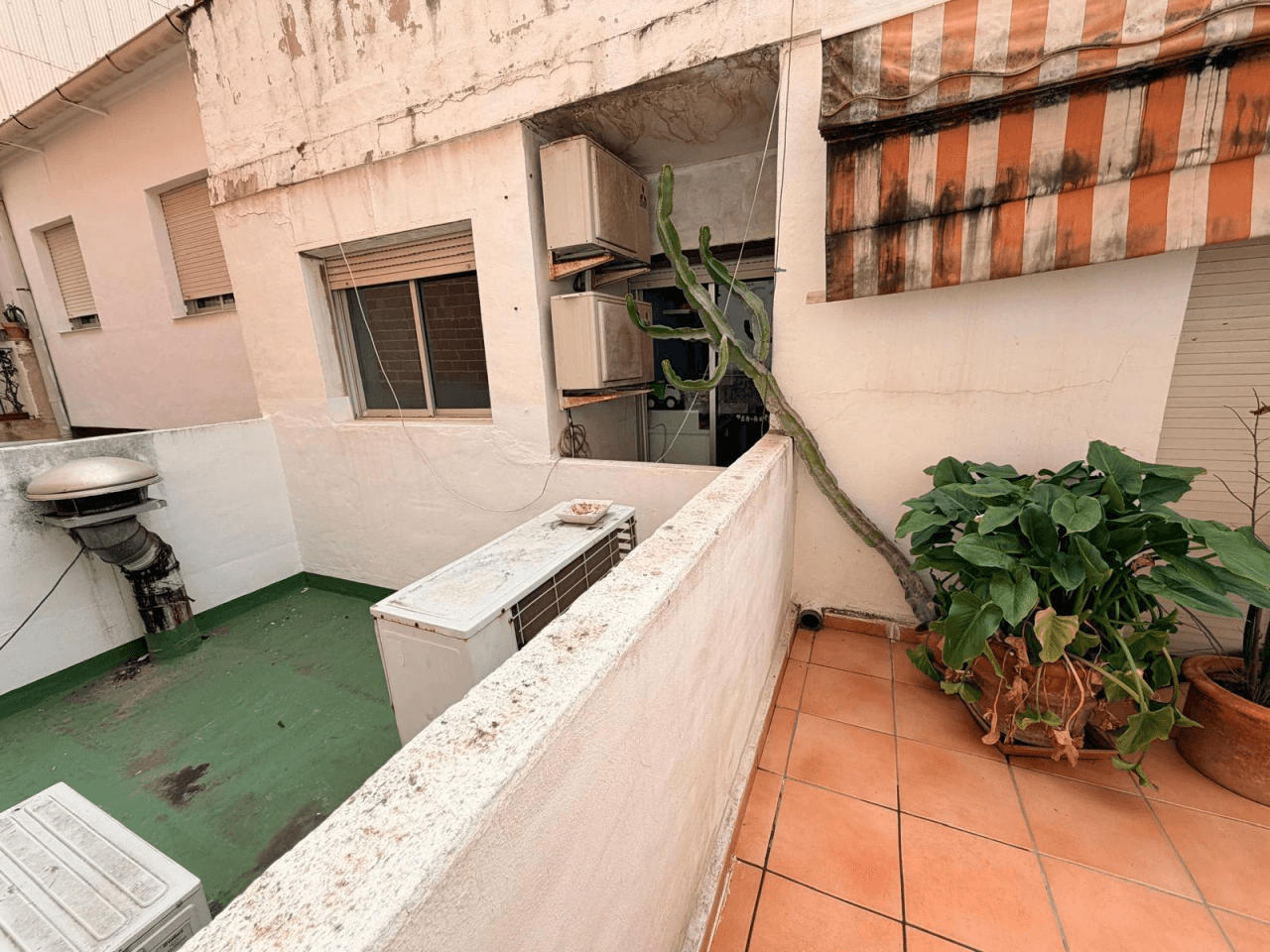 Amplia Casa de Pueblo en el Corazón de Denia - Ideal para Familias o Inversores