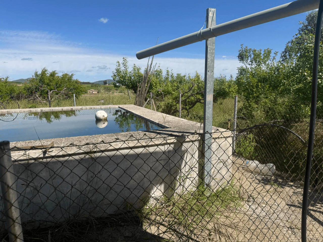 Casa de campo en Albaida con piscina y amplio terreno en venta