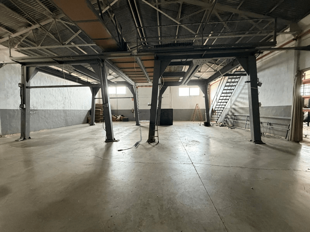 NAVE INDUSTRIAL CON GRAN POTENCIAL EN POLÍGONO DE FONTANARS DEL ALFORINS (VALENCIA)