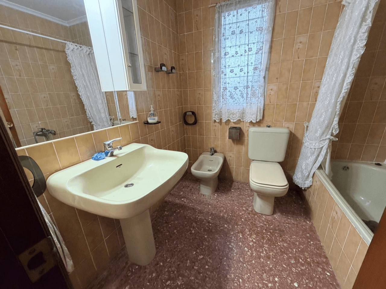 VIVIENDA LUMINOSA CON TERRAZA PRIVADA Y ALTO POTENCIAL EN ALBAIDA (VALENCIA)