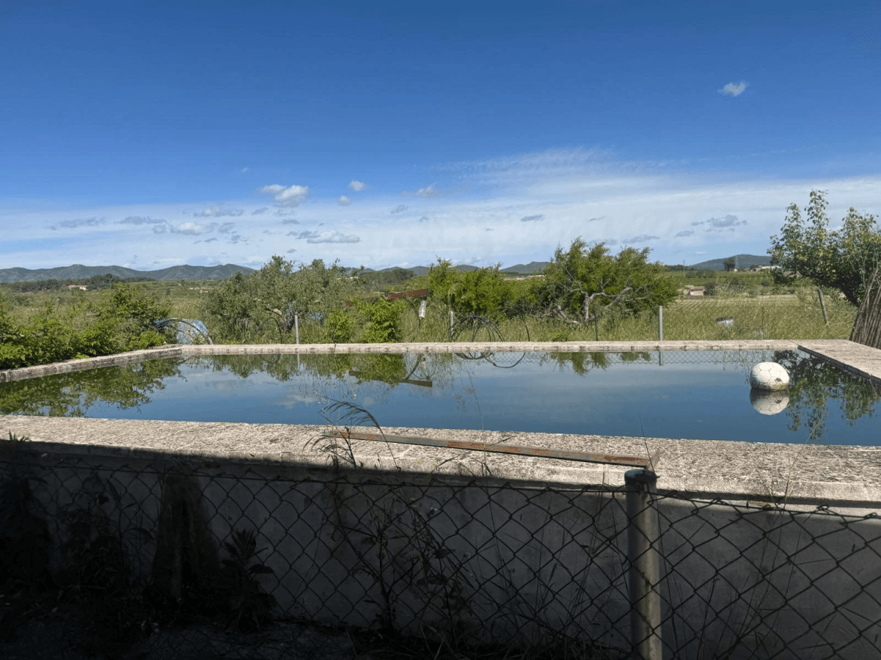 Casa de campo en Albaida con piscina y amplio terreno en venta