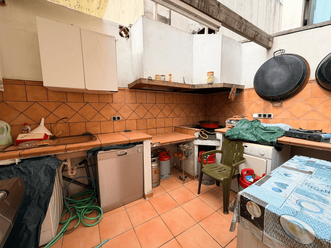 Amplia Casa de Pueblo en el Corazón de Denia - Ideal para Familias o Inversores